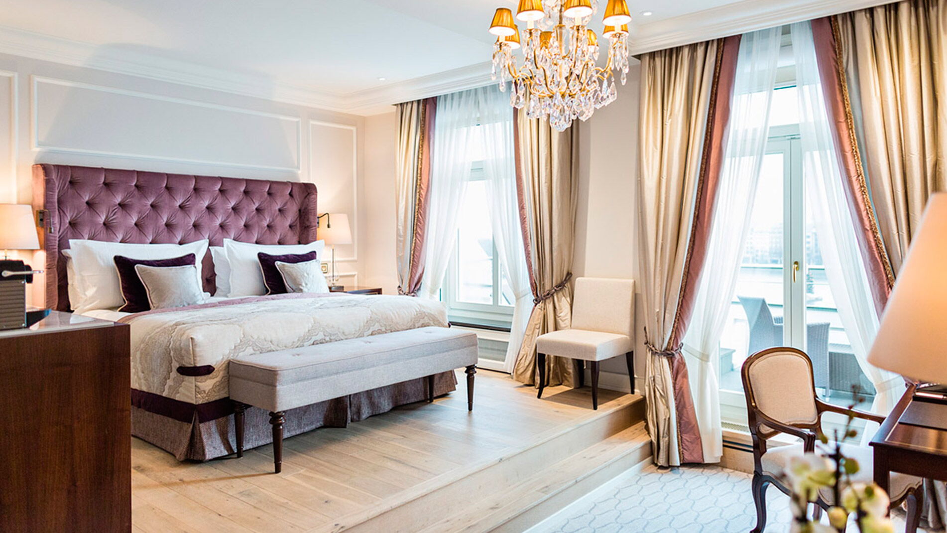 Ein klassisch eingerichtetes Hotelzimmer im Hotel Vier Jahreszeiten in Hamburg