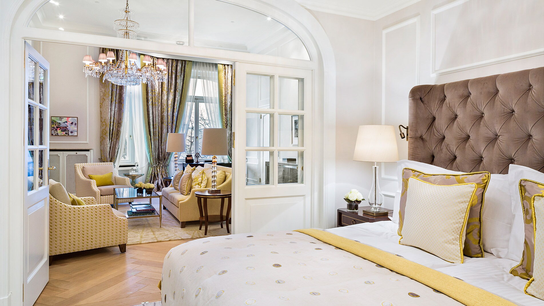 Das Schlafzimmer der luxuriösen Alsterblick Suite im Hotel Vier Jahreszeiten Hamburg