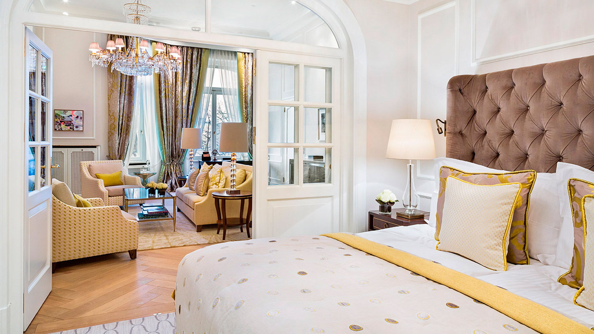 Der Schlaf- und Wohnbereich eines Zimmers im Hotel Vier Jahreszeiten in Hamburg