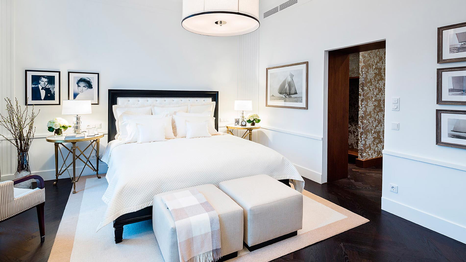 Der stilvolle Schlafbereich eines Hotelzimmers im Hotel Vier Jahreszeiten Hamburg