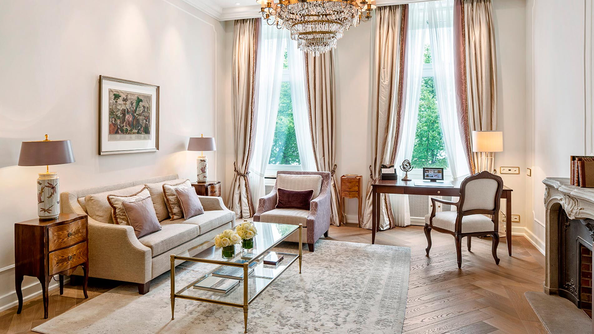 Der Wohnbereich im Junior Suite im Hotel Vier Jahreszeiten in Hamburg