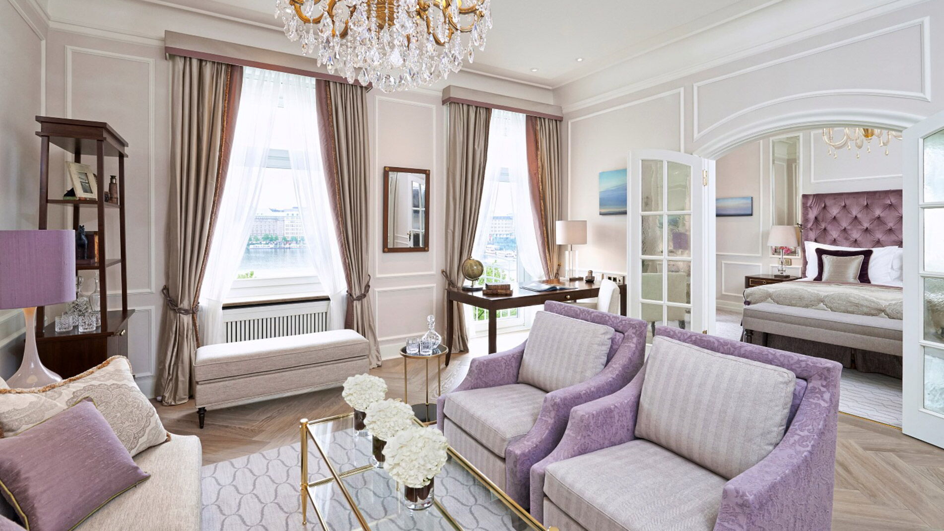 Der Wohnbereich der Deluxe Suite im Hotel Vier Jahreszeiten in Hamburg