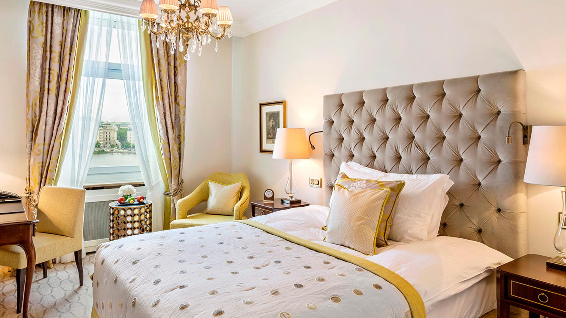 Das gemütliche Bett eines Einzelzimmers im Hotel Vier Jahreszeiten in Hamburg