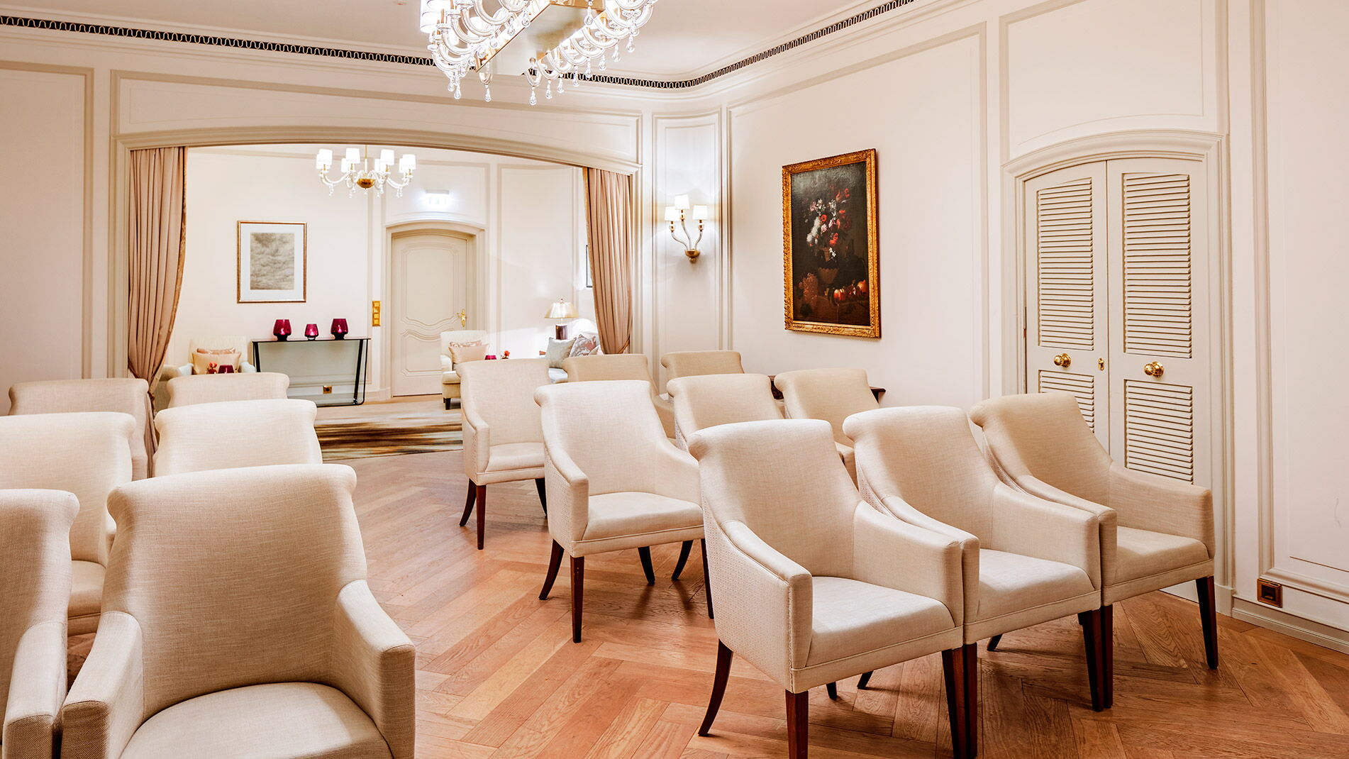 Luxuriöser bestuhlter Meetingraum im Tagungshotel Vier Jahreszeiten in Hamburg