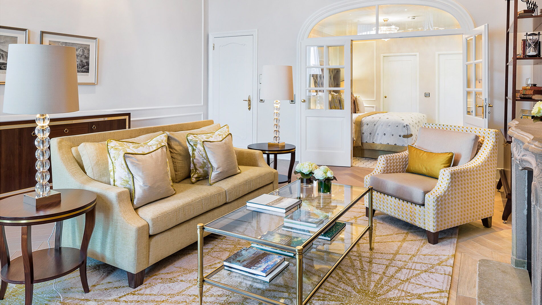 Stilvoll eingerichteter Wohnbereich der Alsterblick Suite im Hotel Vier Jahreszeiten Hamburg