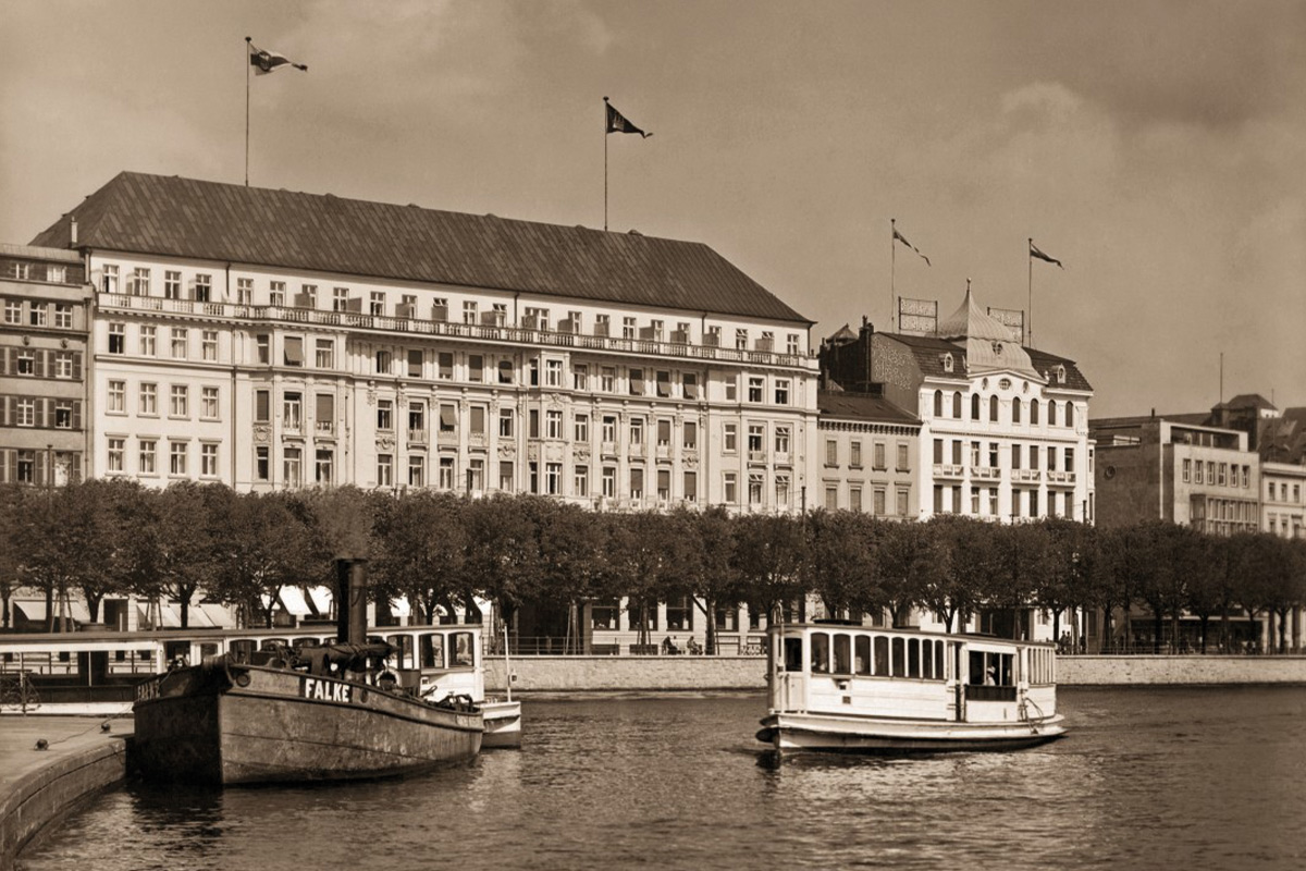Historische schwarzweiß Aufnahme des Hotel Vier Jahreszeiten in Hamburg tankt