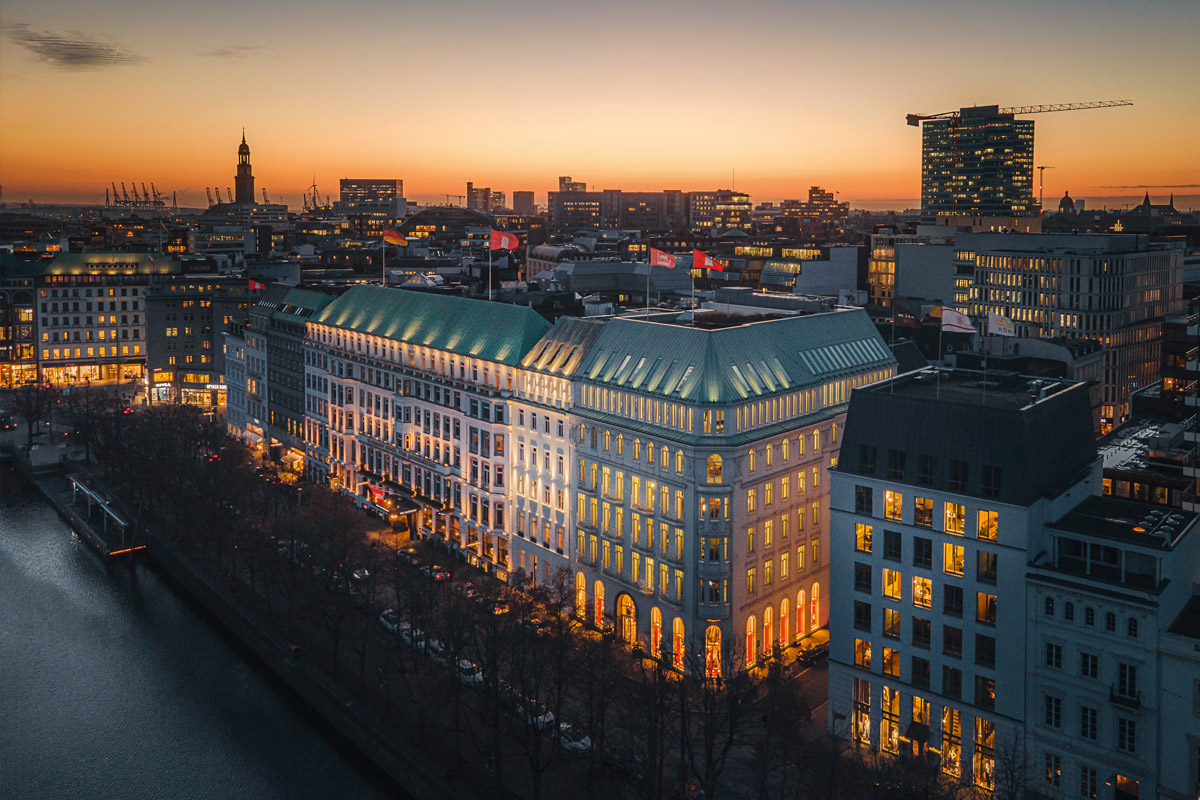 Panoramaaufnahme des Hotel Vier Jahreszeiten in Hamburg am Abend