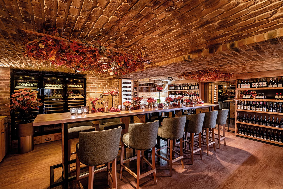 Ein rustikal eingerichteter Meetingraum mit Backsteinwänden im historischen Hotel Vier Jahreszeiten in Hamburg