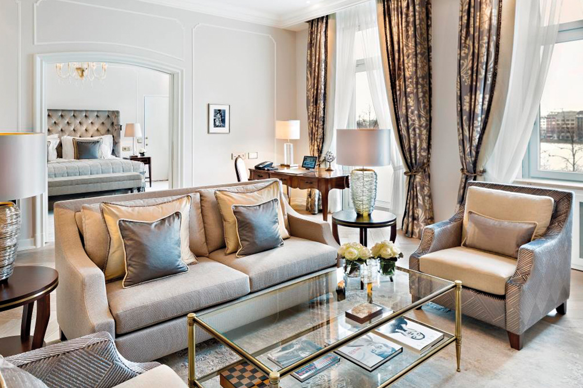 Eine Suite im Hotel Vier Jahreszeiten in Hamburg nach der Grundsanierung 2015