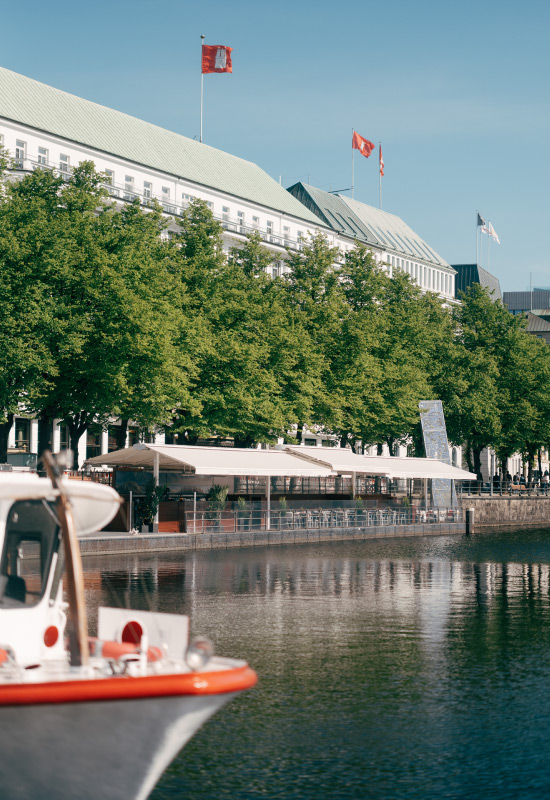 View of the Deck 4 restaurant from the Alster in fine weather