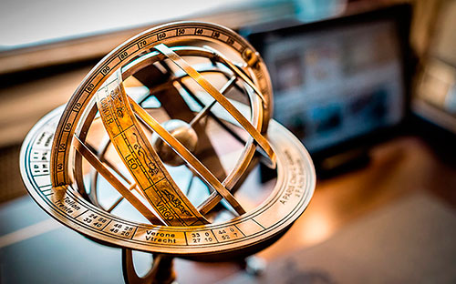 Eine goldene Armillarsphäre im Luxushotel in Hamburg